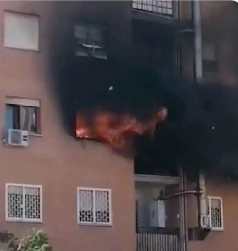 vigili del fuoco aggrediti mentre spengono incendio a ostia 7