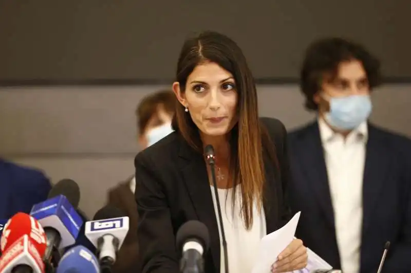 VIRGINIA RAGGI IN CONFERENZA STAMPA DOPO LA SCONFITTA 