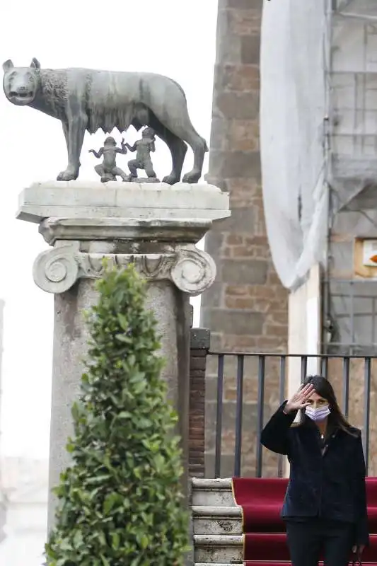 virginia raggi lascia il campidoglio  1