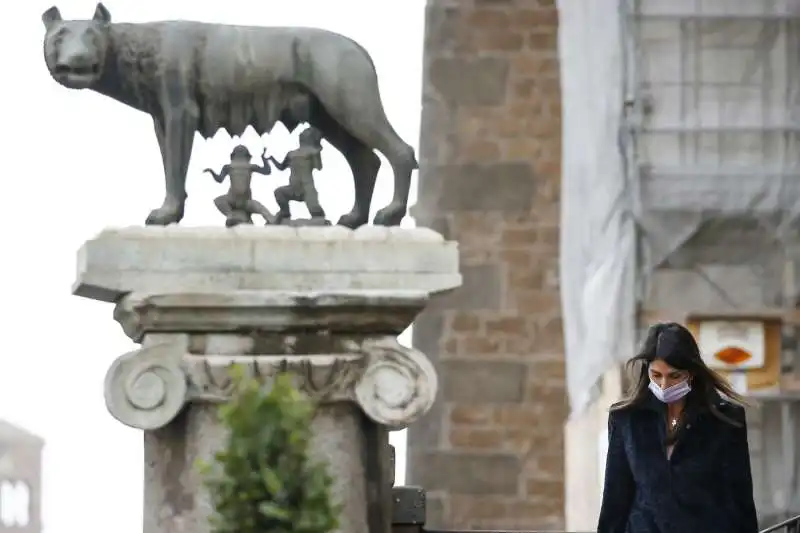 virginia raggi lascia il campidoglio 2