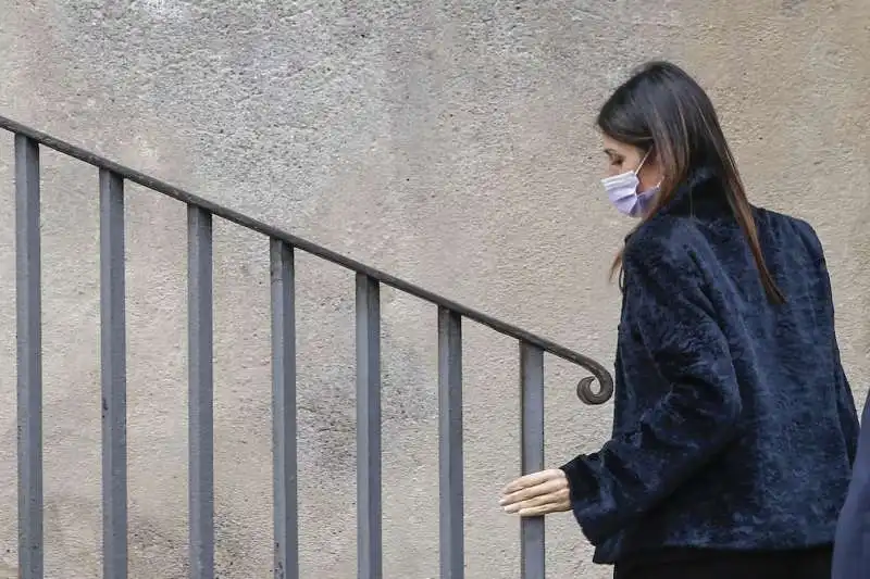 virginia raggi lascia il campidoglio. 4