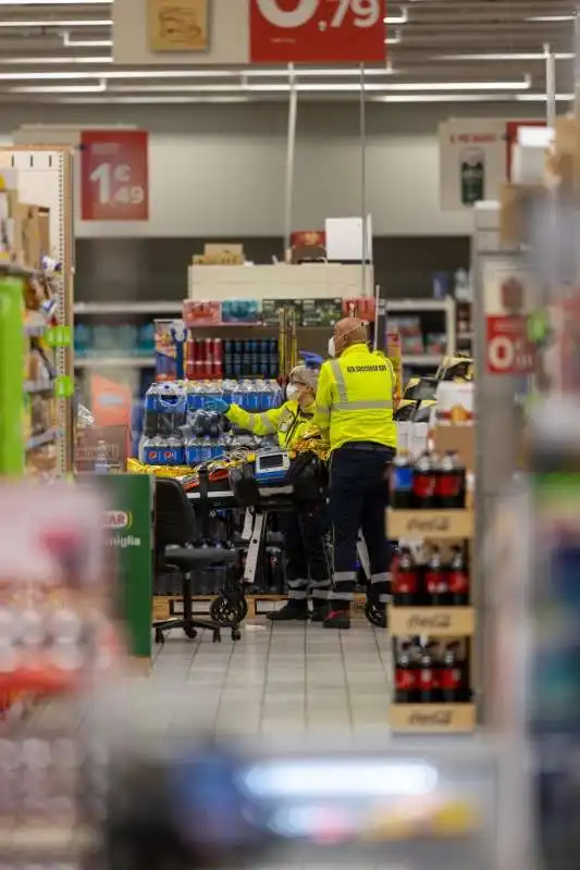 accoltellamento al centro commerciale milanofiori di assago   11