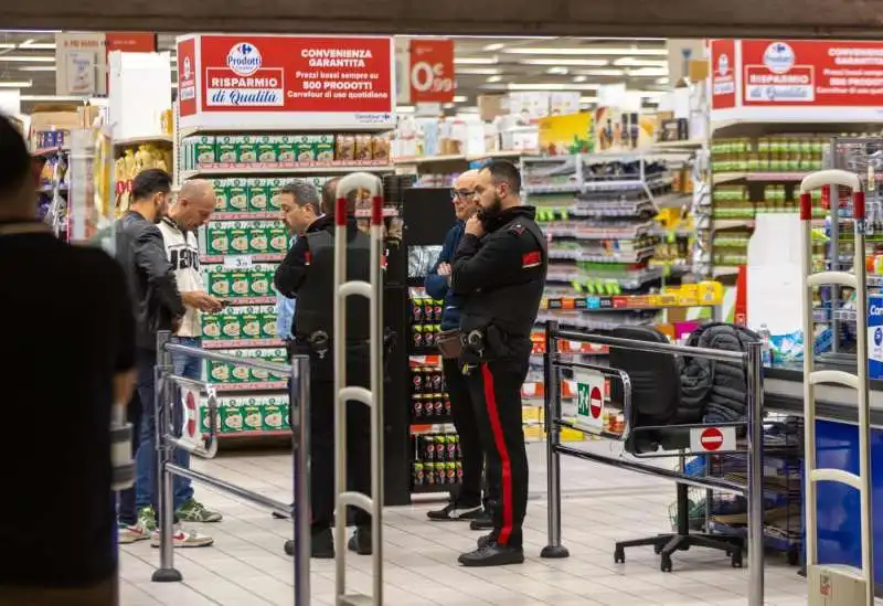 accoltellamento al centro commerciale milanofiori di assago   12