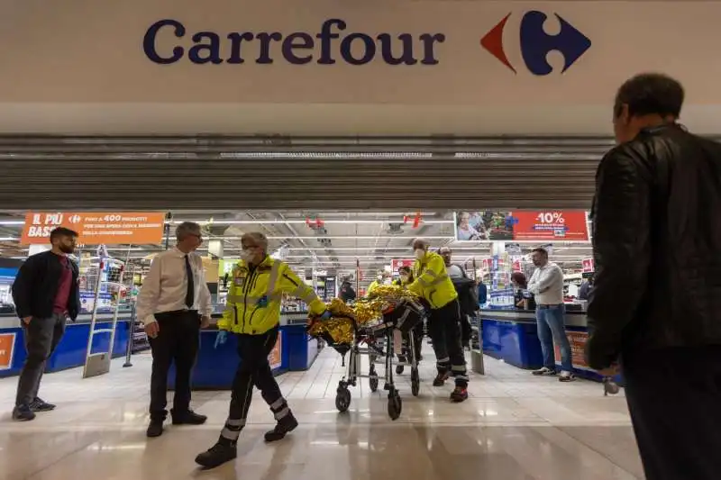 accoltellamento al centro commerciale milanofiori di assago   13