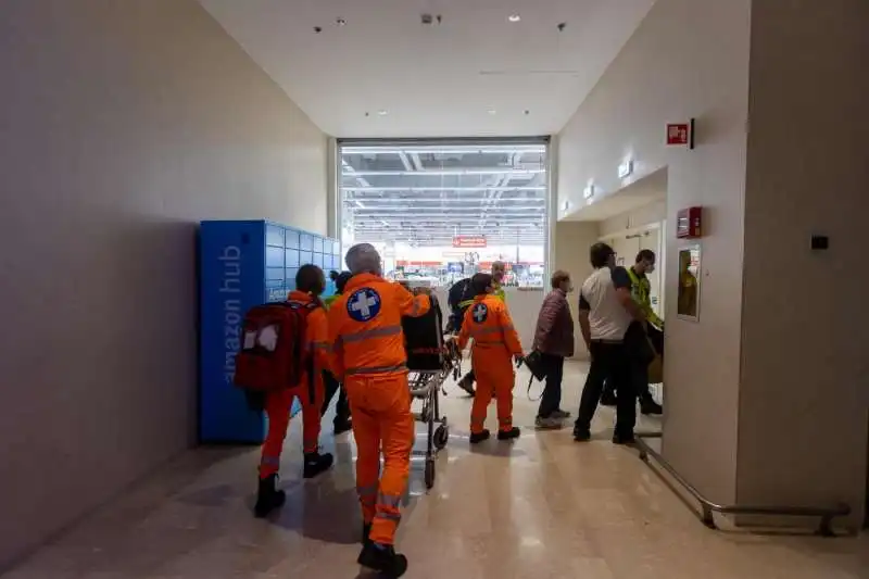 accoltellamento al centro commerciale milanofiori di assago   14