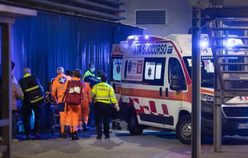 accoltellamento al centro commerciale milanofiori di assago   17