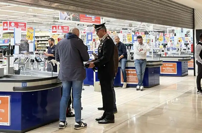 accoltellamento al centro commerciale milanofiori di assago   3