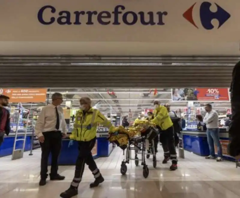 accoltellamento al centro commerciale milanofiori di assago    3