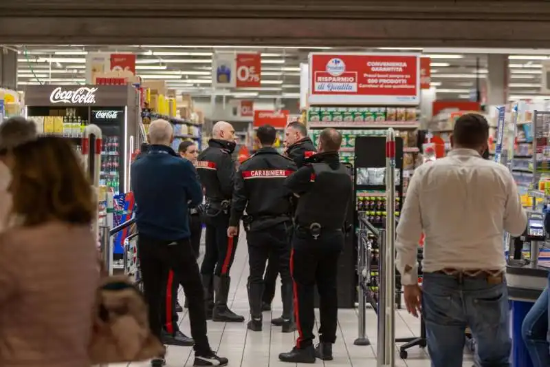 accoltellamento al centro commerciale milanofiori di assago   3