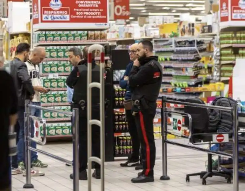 accoltellamento al centro commerciale milanofiori di assago    4