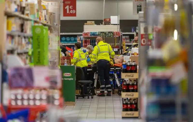 accoltellamento al centro commerciale milanofiori di assago   7