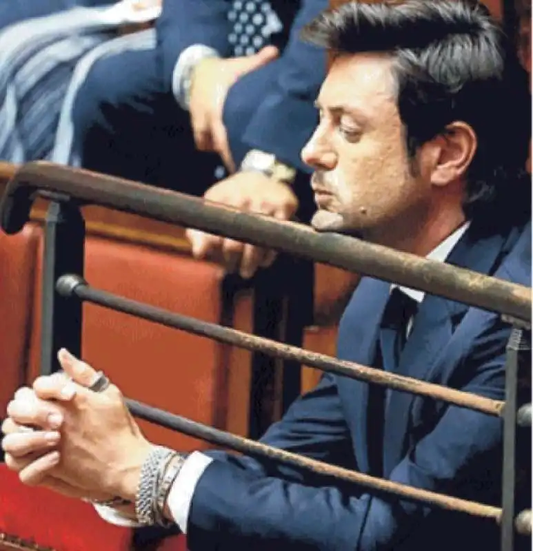 ANDREA GIAMBRUNO CON ANELLONE AL DITO E BRACCIALI ALLA VOTAZIONE PER LA FIDUCIA ALLA CAMERA PER IL GOVERNO MELONI

