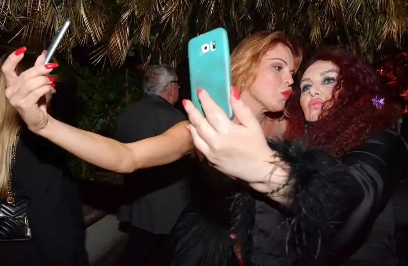 claudia arcara e gabry sassone si fanno un selfie  foto di bacco