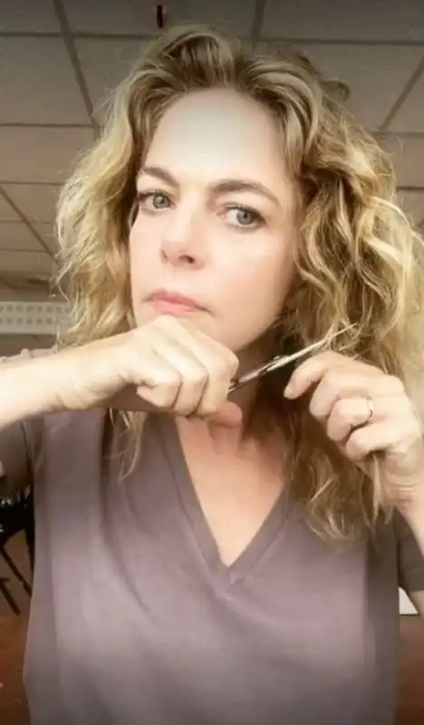 claudia gerini si taglia i capelli per sostenere le proteste in iran