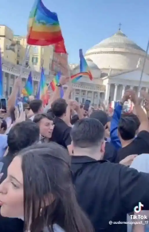 cori contro roma alla manifestazione per la pace di napoli   3