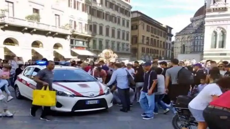 firenze auto municipale sulla folla