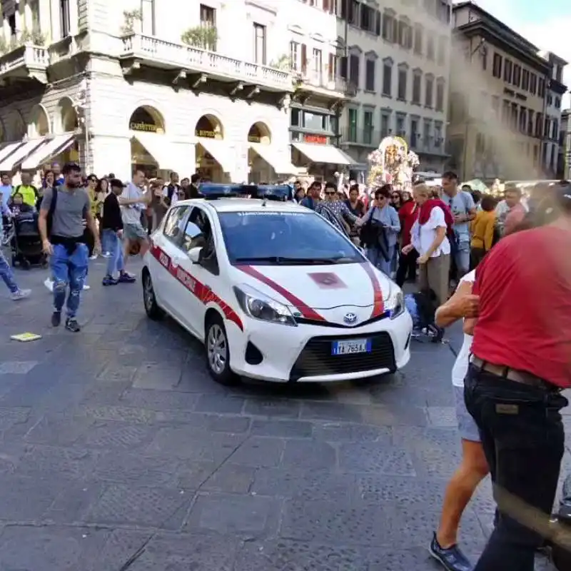 firenze auto municipale sulla folla 3