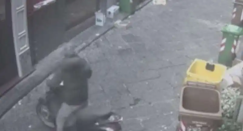 furto al ristorante con scooter a napoli 8