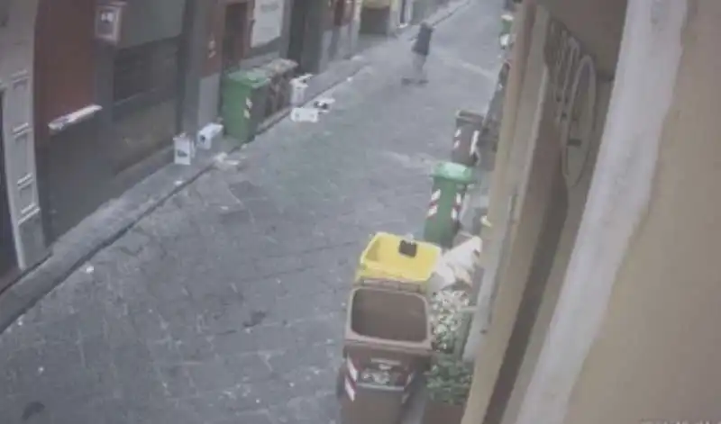 furto al ristorante con scooter a napoli 9