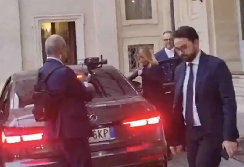 GIORGIA MELONI LASCIA IL QUIRINALE A BORDI DI UNA AUDI