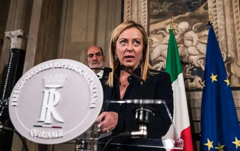 GIORGIA MELONI LEGGE LA LISTA DEI MINISTRI 