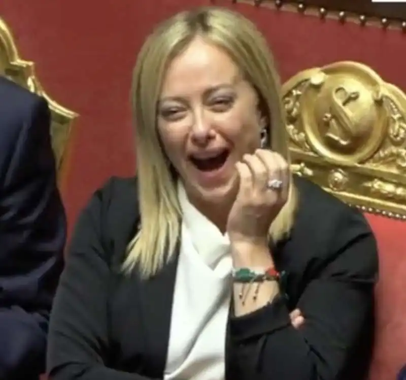 giorgia meloni ride alle battute di renzi in senato