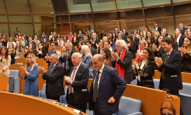 gli invitati applaudono ilaria capua  foto di bacco