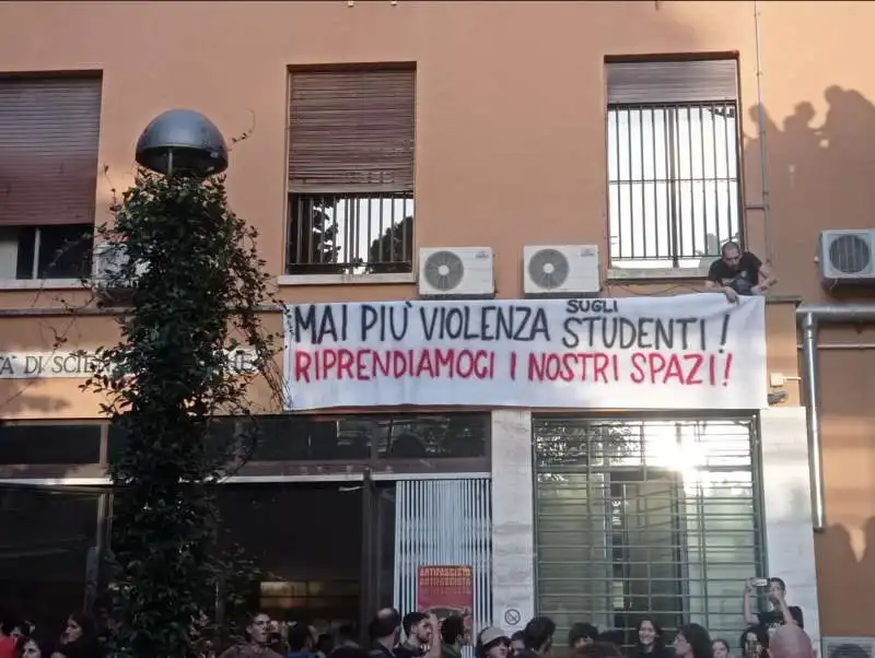 gli studenti occupano la facolta di scienze politiche alla sapienza   3