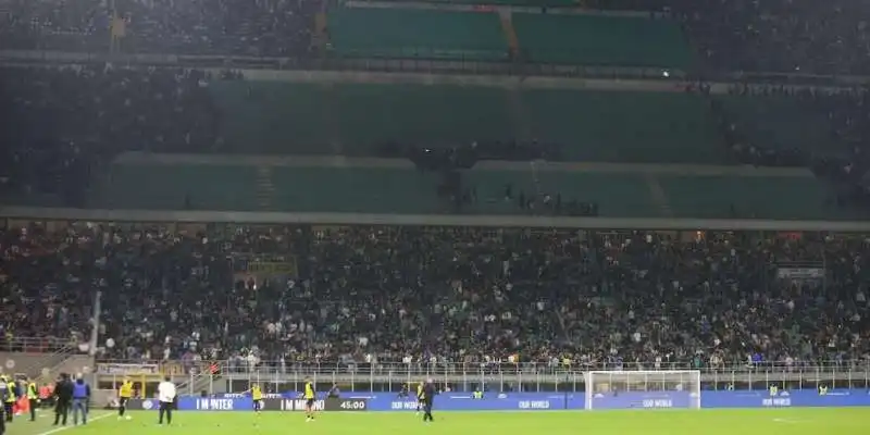 gli ultras fanno evacuare la curva nord di san siro    3