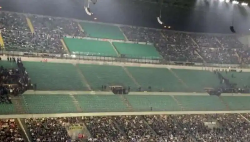 gli ultras fanno evacuare la curva nord di san siro    4