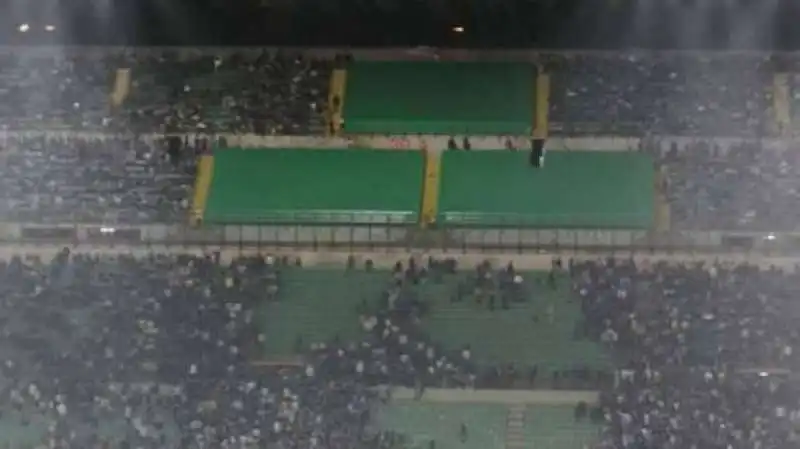 gli ultras fanno evacuare la curva nord di san siro    6