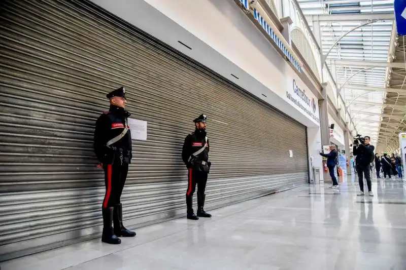 il centro commerciale milanofiori il giorno dopo gli accoltellamenti   14