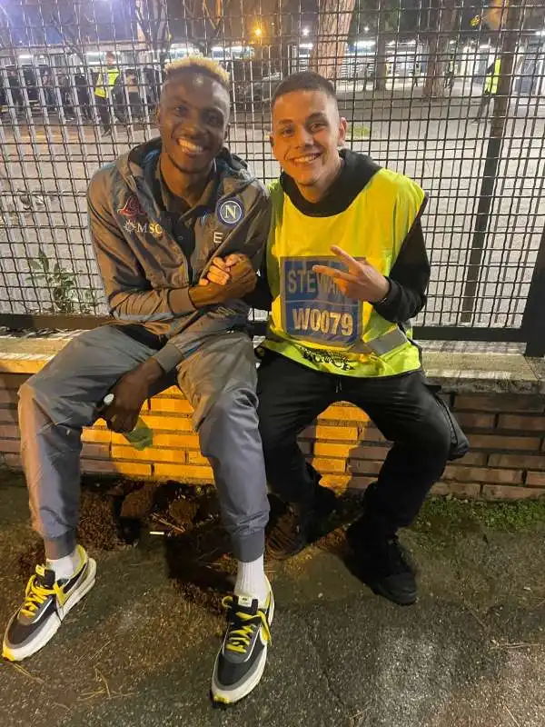 il selfie di victor osimhen con lo steward dell olimpico  