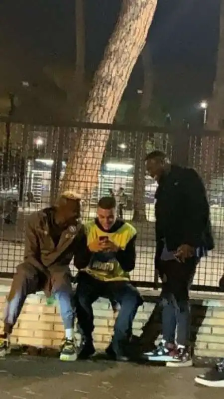 il selfie di victor osimhen con lo steward dell olimpico  2