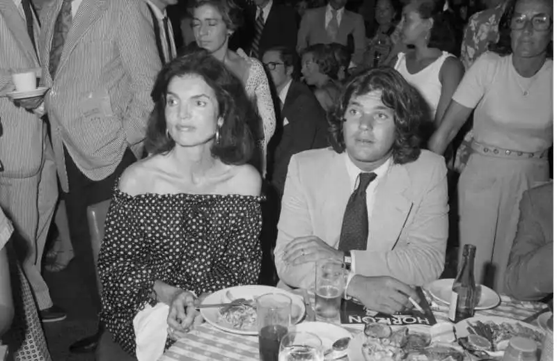 jackie onassis   jann wenner   oyster bar manhattan 1977