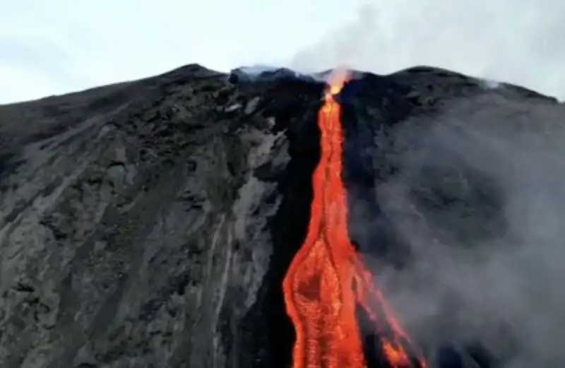 LA LAVA DEL VULCANO DI STROMBOLI TOCCA IL MARE 5