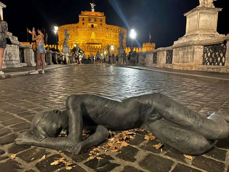 la statua di jago in flagella paratus sum vandalizzata a ponte santangelo  