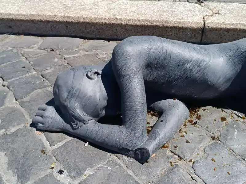 la statua di jago in flagella paratus sum vandalizzata a ponte santangelo    