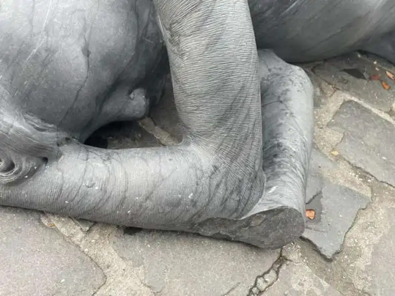 la statua di jago in flagella paratus sum vandalizzata a ponte santangelo  2