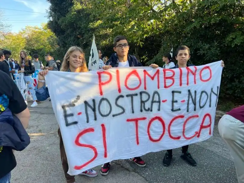 manifestazione contro il rigassificatore a   piombino     