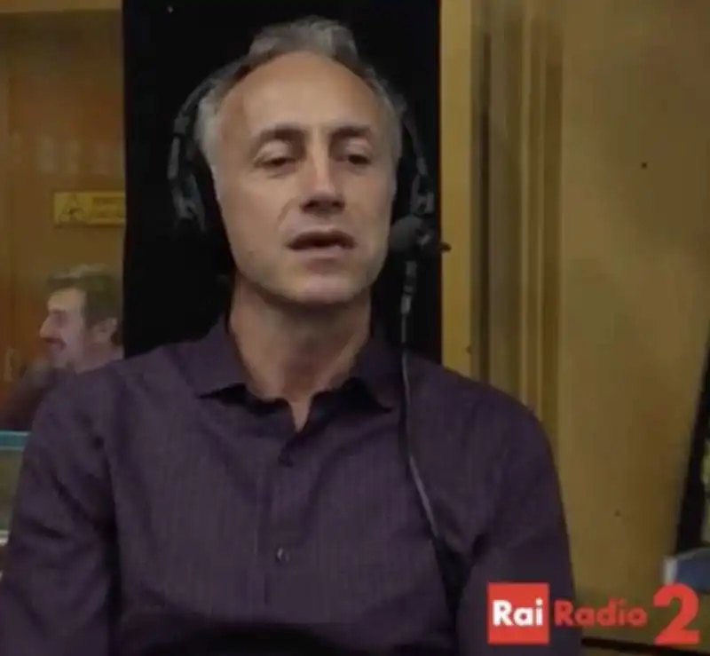 MARCO TRAVAGLIO CANTA RENATO ZERO A RADIO2