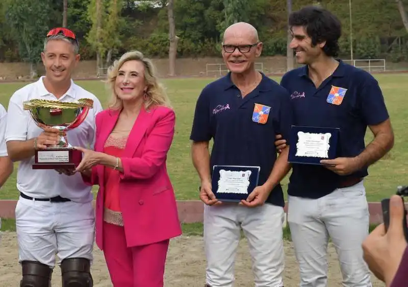 maria consiglio visco di marigliano premia gli atleti  foto di bacco