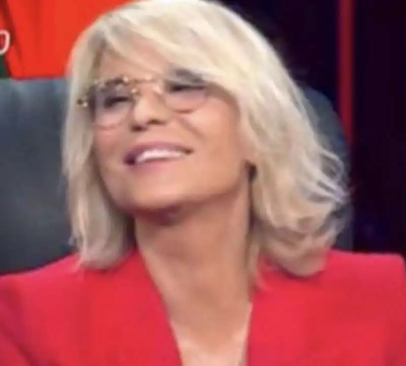 maria de filippi mentre belen balla con la ferilli 