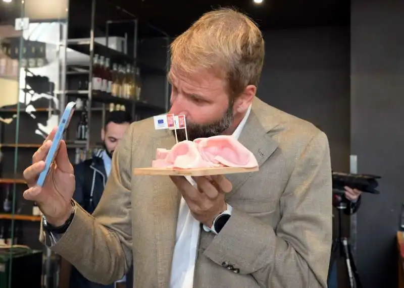 massimiliano rosolino un selfie con la mortadella  foto di bacco