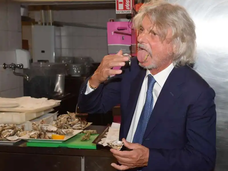 massimo ferrero degusta le ostriche  foto di bacco (1)