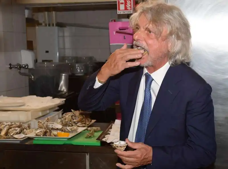 massimo ferrero degusta le ostriche  foto di bacco (2)