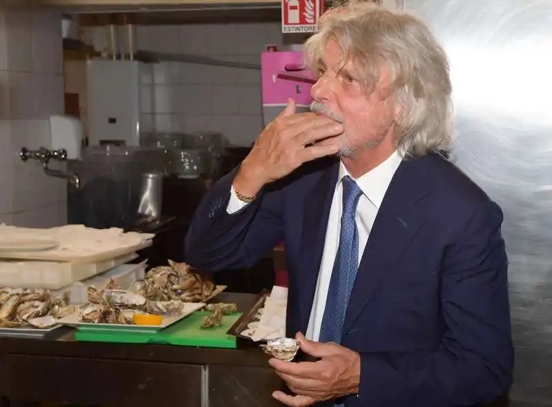 massimo ferrero degusta le ostriche  foto di bacco (3)