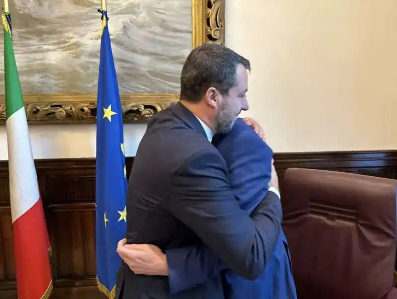 MATTEO SALVINI ABBRACCIA LORENZO FONTANA