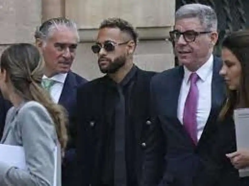 neymar arriva in tribunale 