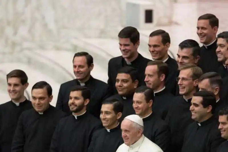 PAPA FRANCESCO CON UN GRUPPO DI SEMINARISTI